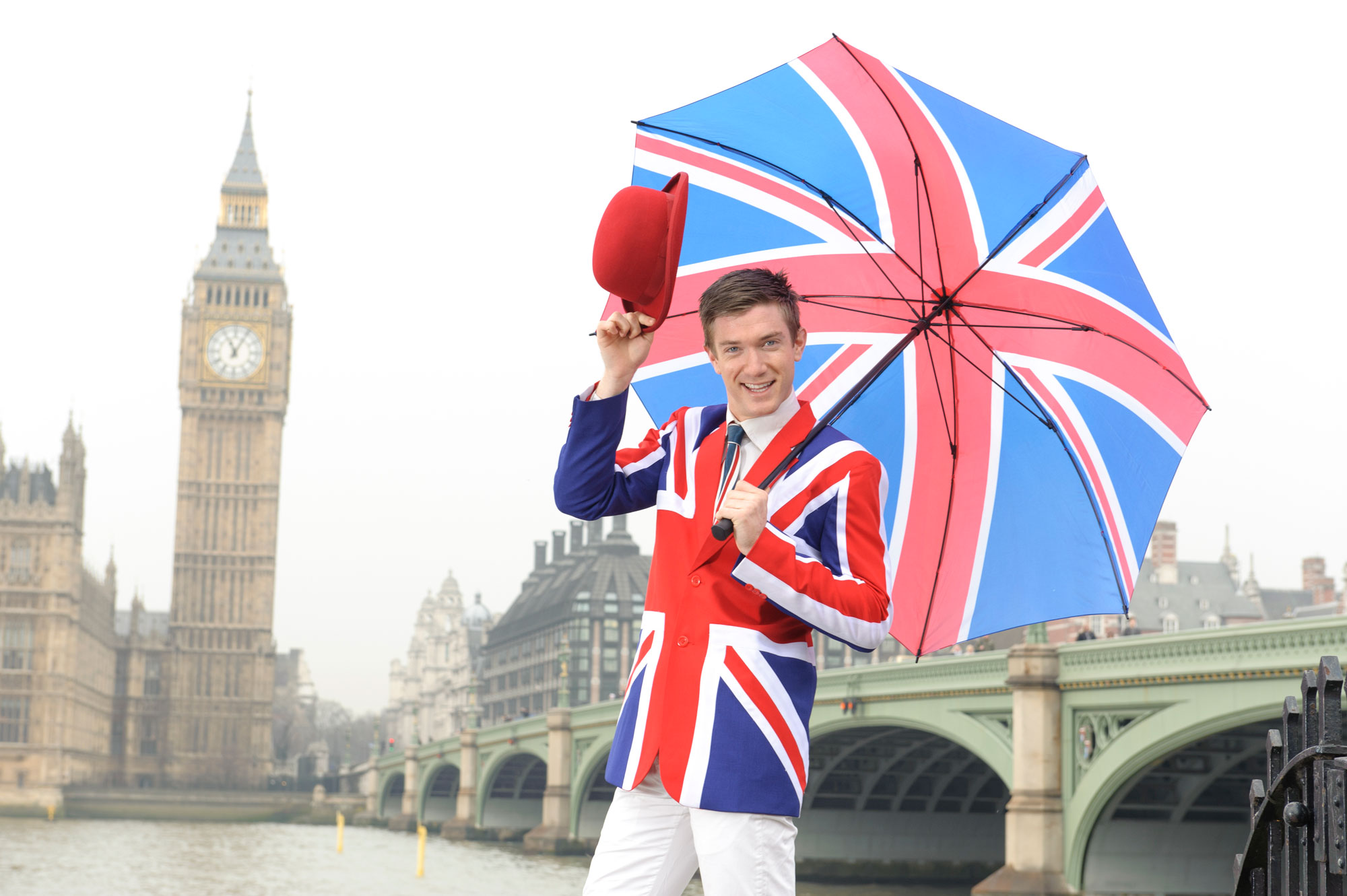 Uomo vestito con la bandiera inglese